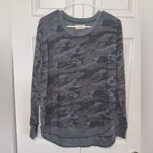 Ocean Drive Camo Gray Side Slit Sweatshirt Women’s Small‎